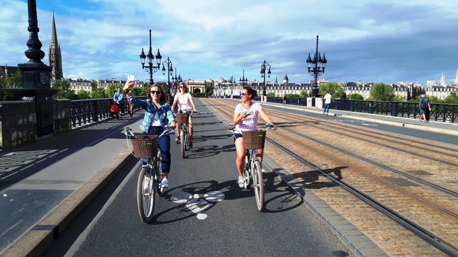 Bordeaux: Top Landmarks & Historic Bike Tour - Darwin Eco-système and Bord’eau Village: the fun, modern contrast