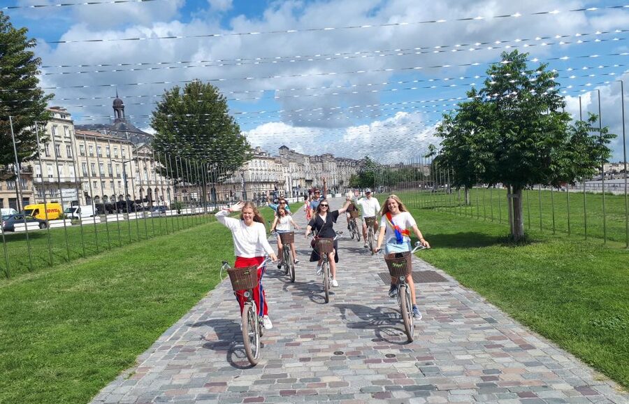 Bordeaux: Top Landmarks & Historic Bike Tour - Jardin Public and the Girondins monuments: a satisfying break in the middle
