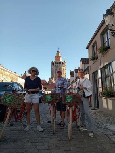 Bruges: Guided Retro Bike Tour of Highlights and Hidden Gems - Riding Bruges in 150 minutes: the stop-by-stop story tour