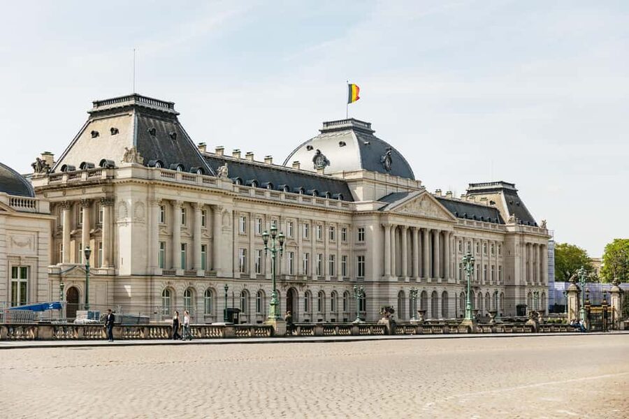 Brussels: City Highlights and Hidden Gems Bike Tour - Picking your bike in Brussels’ city center