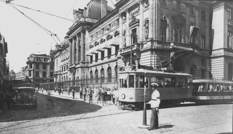 Bucharest: Half Day Bike Tour - The Parliament Palace Moment: When Second-Largest Scale Hits