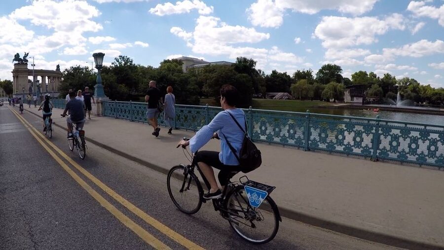 Budapest Bike Tour with a Hungarian Goulash - Guides, interaction, and how the stories stick