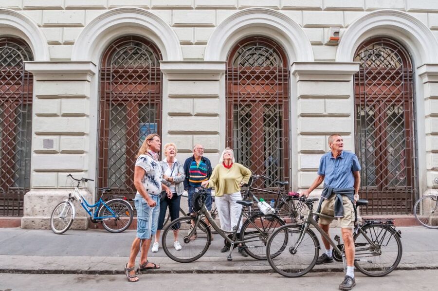 Budapest: Guided City Discovery Bike Tour - Big Synagogue, the Jewish Quarter, and Chain Bridge: major landmarks, not just fast photos