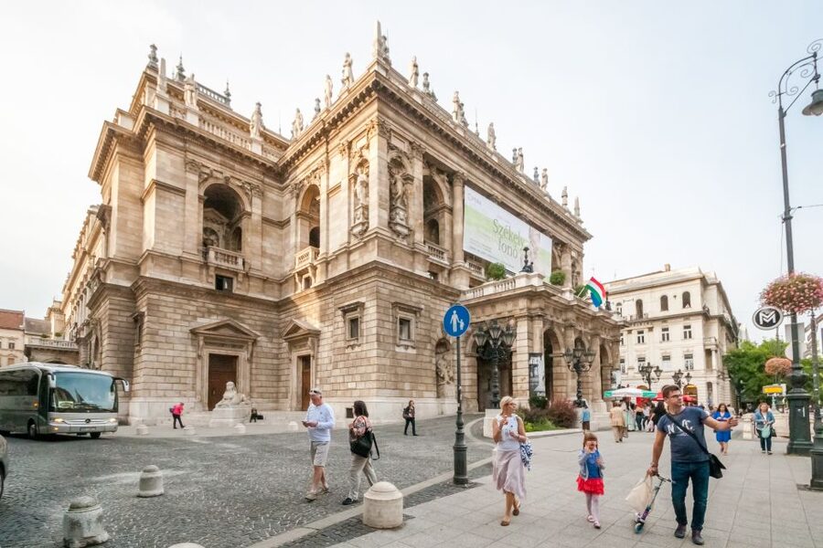 Budapest: Guided City Discovery Bike Tour - Szechenyi Thermal Bath and the Zoo zone: famous sights without the full-day commitment