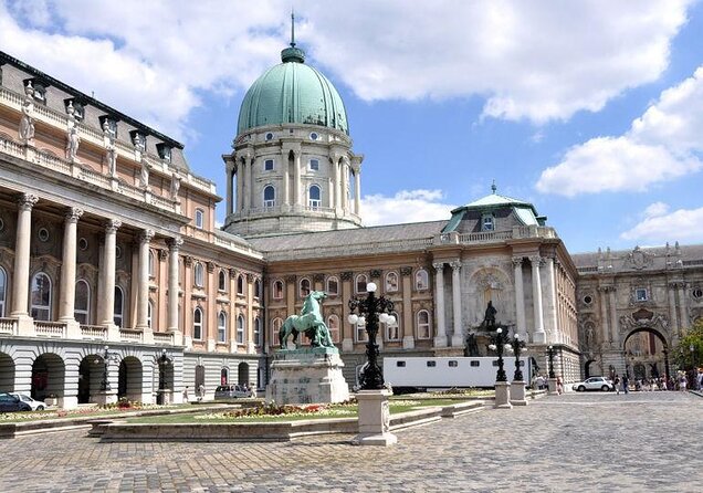 Budapest Highlights Bike Tour with a local guide - Key highlights to look for