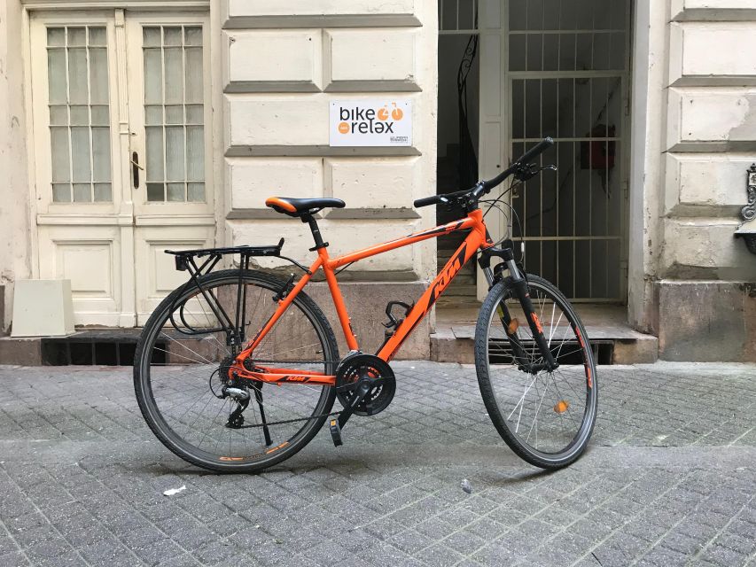 Budapest: Historic Downtown Bicycle Ride with Scenic Views - Back into Pest via Market Hall and museums: where the ride ends