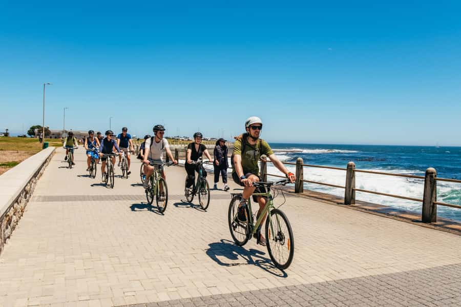 Cape Town: Guided Bike Tour - The route through major landmarks: from fort views to downtown streets