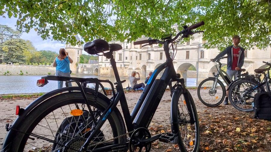 Chenonceau: E-Bike Guided Tour & Gourmet Picnic Lunch - Where you meet and how the day runs