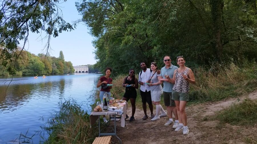 Chenonceau: E-Bike Guided Tour & Gourmet Picnic Lunch - Thésée and the Cher River: starting with an old city by water