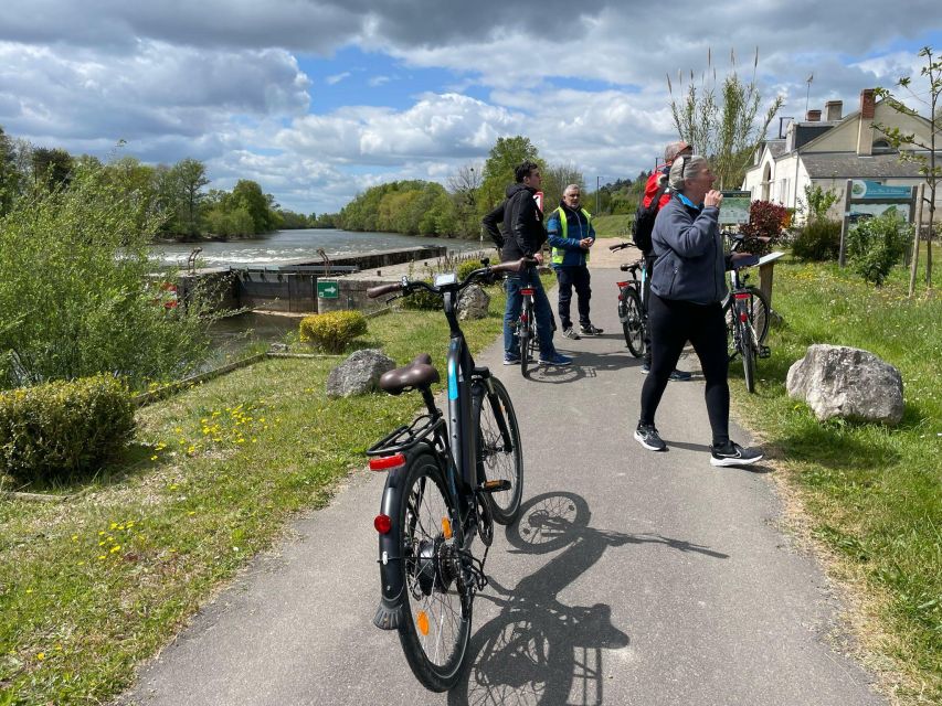 Chenonceau: E-Bike Guided Tour & Gourmet Picnic Lunch - The forest picnic finale: Touraine flavors with river-arch views