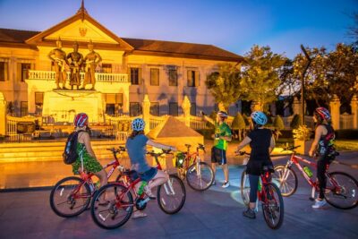Chiang Mai Night Bike Tour - Old City Temples: Tha Phae, Three Kings Monument, and Wat Intakhin
