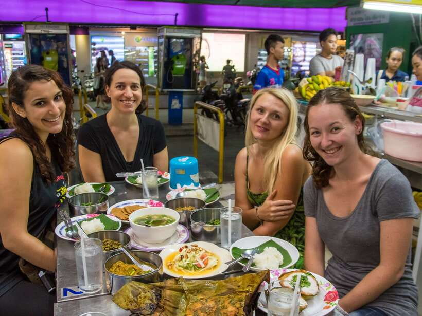 Chiang Mai: Private Historic Old City Bike Tour - Night - Wat Lok Molee or Wat Chiang Man: Two Temple Styles, One Route Logic