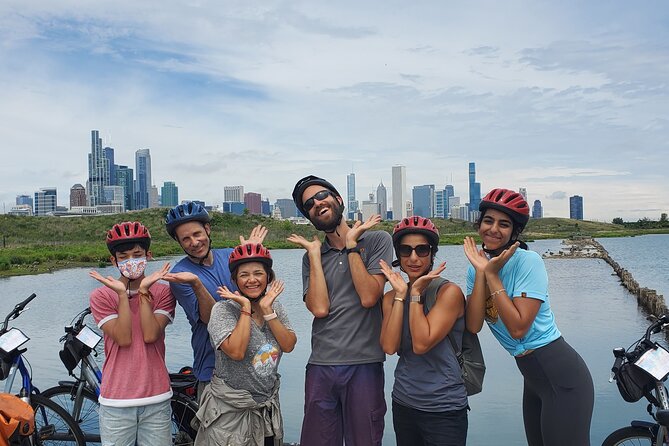 Chicago's Ultimate City Bike Tour - Picasso, the Loop Skyline, and the Chicago Theater Marquee