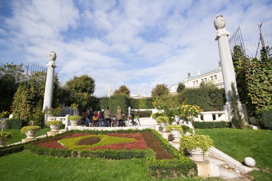 Classic Vienna: 3-Hour Guided Bike Tour - Hofburg and Heldenplatz: imperial views without the long detour