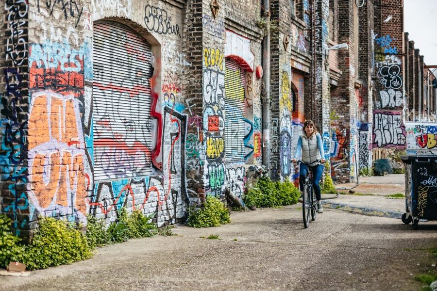 Cologne: Ehrenfeld Street Art Bike Tour - Aachener Weiher and the Art of Unexpected Placement
