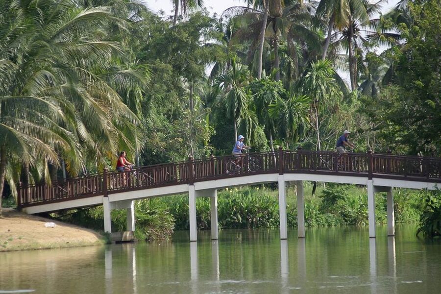 Colors Of Bangkok: 4-Hour Small Group Bike Tour - Lunch at a local restaurant: what included means here