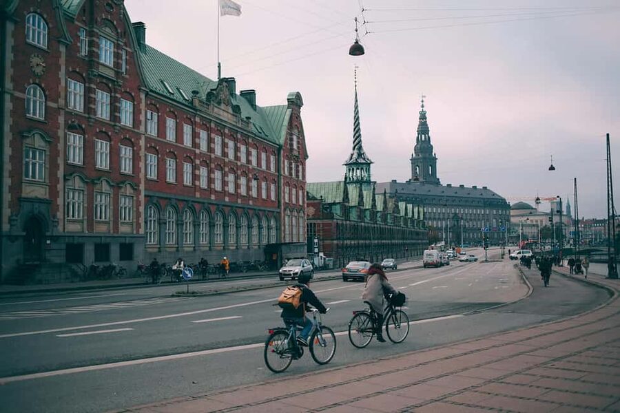 Copenhagen & Christiania : Guided Bike Tour in French - Meeting at Copenhagen Visitor Service: fast start, clear handoff