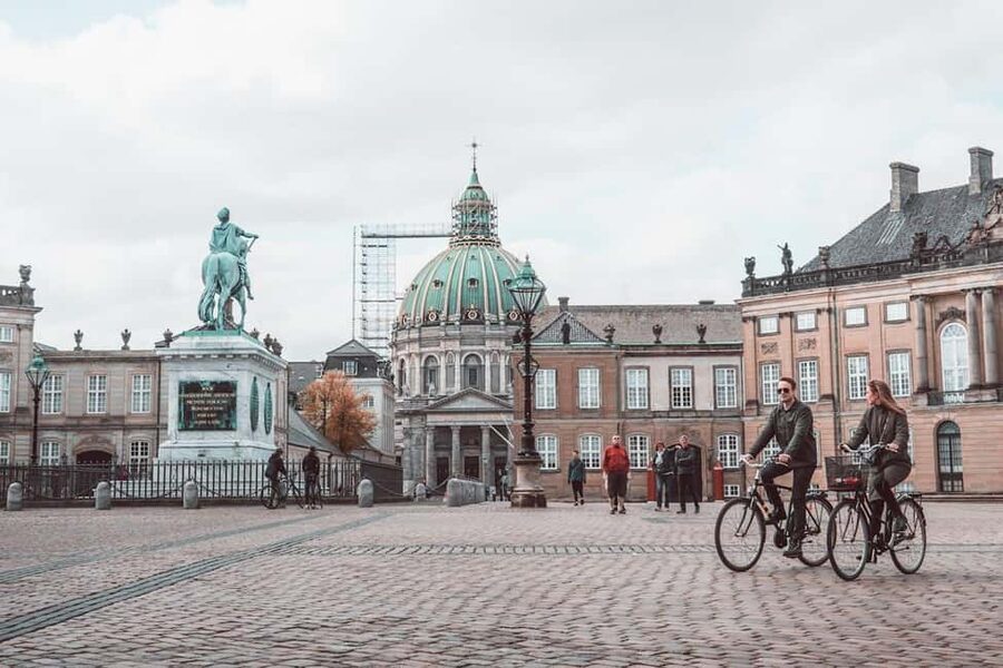 Copenhagen & Christiania : Guided Bike Tour in French - City Hall to Christiansborg: power buildings and planning lessons