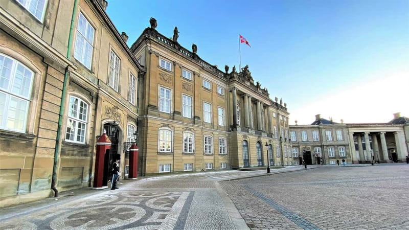 Copenhagen & Christiania : Guided Bike Tour in French - Inderhavnsbroen and Nyhavn: two classic viewpoints, two different vibes