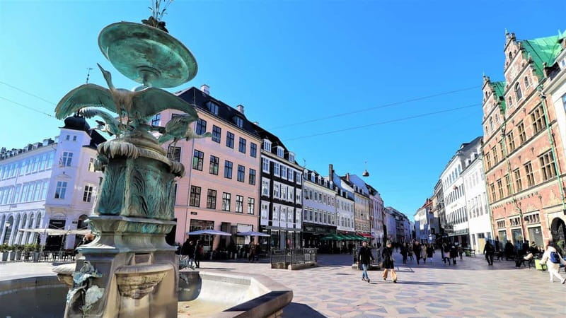 Copenhagen & Christiania : Guided Bike Tour in French - King’s New Square, Marmorkirken, and Amalienborg: icons with quick context