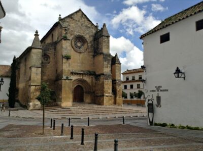 Cordoba: Bike Tour (E-Bike Available) - Córdoba on three eras: modern streets, churches, and Moorish corners