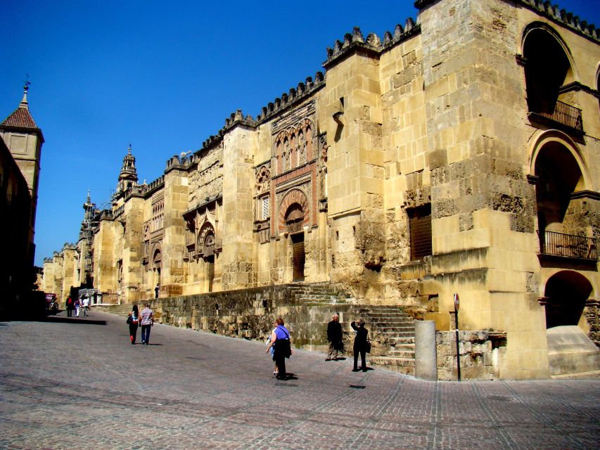 Cordoba: Electric Bike Tour - What’s included: helmets, a travel bag, and child seats