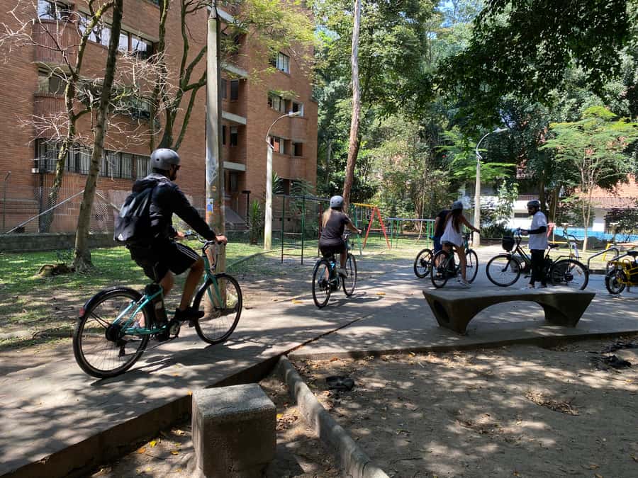 E-Bike City Tour Medellin with Local beer and Snacks - La Alpujarra (30 minutes): city rhythm at a stop that explains more
