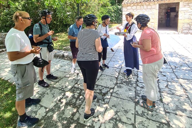 E-Bike Tour + Gourmet Lunch + Wine Tasting (Small Group) - Stop 4: 3-course gourmet lunch and wine tasting (about 1.5 hours)
