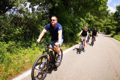 E-bike tour in Orvieto in small group: history, culture with lunch or dinner - Meeting at Cantina Foresi by the Duomo