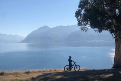 ebike tour lake Hawea river track to Wanaka - Hawea Whitewater Park: free waves to watch (or just learn from)