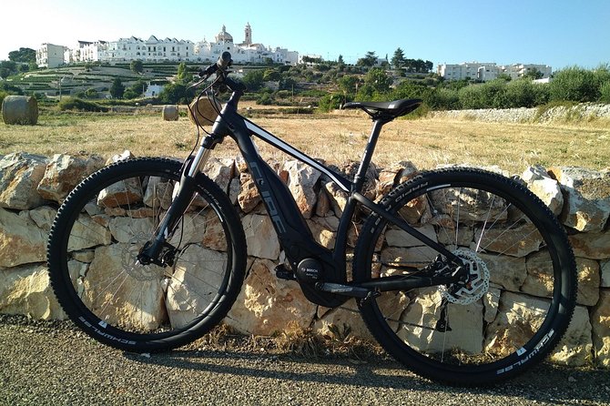 Ebike tours: the villages of Valle d'Itria and tasting of typical products - Locorotondo’s historic center: short stop, strong payoff