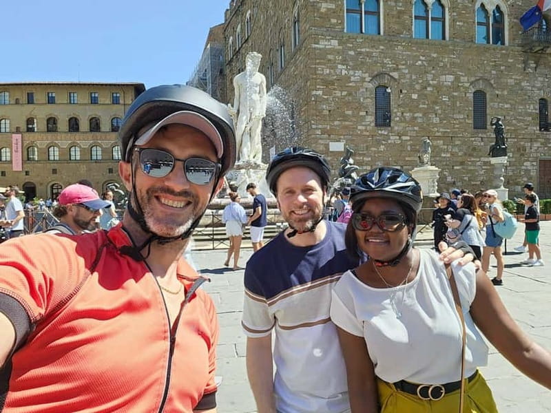 Florence: Untold Bike tour with Roberto - Piazza del Duomo: the photo stop that becomes a story stop