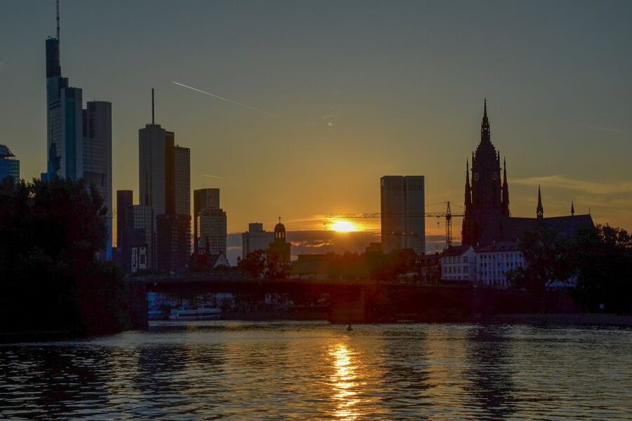 Frankfurt: Guided Bike Tour - Old Town by bike: Römer, cathedral area, and half-timbered squares