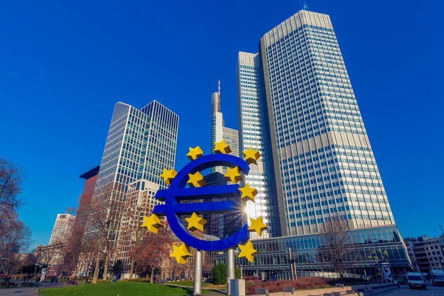 Frankfurt: Guided Bike Tour - Wallanlagen green belt: traffic-free cycling and skyline views that feel earned