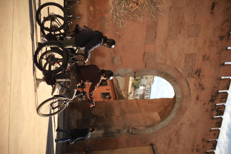 Granada: Highlights & Viewpoints eBike Tour with Tapas Break - Tapas break: drinks, typical bites, and a local-music moment