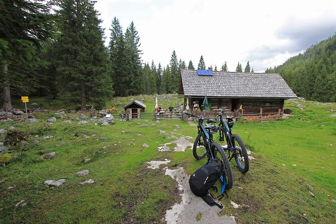 Guided e-bike tour of the alpine pastures in the Salzkammergut - Badstumhütte and the Gosau Quarry Story
