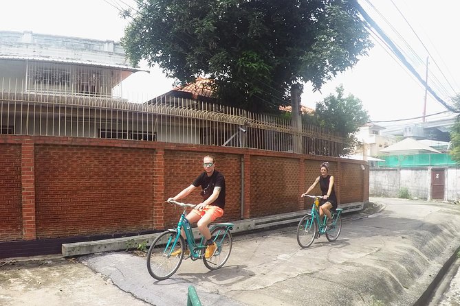 Half-Day Bangkok Bike Tour Including Lunch - Taling Chan floating market on weekends
