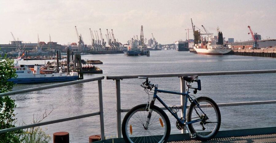 Hamburg: Bike Tour of the Speicherstadt & Old Harbor - Getting Started at the Fahrradstation Near the University