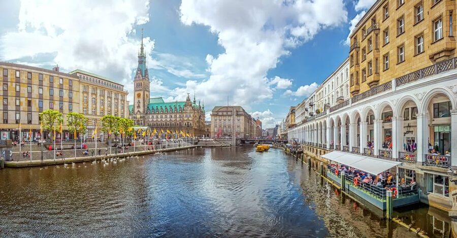 Hamburg: Guided Bike Tour - Town Hall, Jungfernstieg, and the Alster: the city center at bike speed