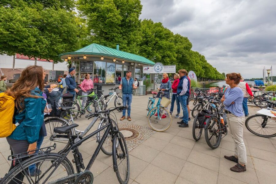 Hannover: Guided Bike Tour for Foodies with Tastings - Choosing your bike: rental bike, e-bike, or your own