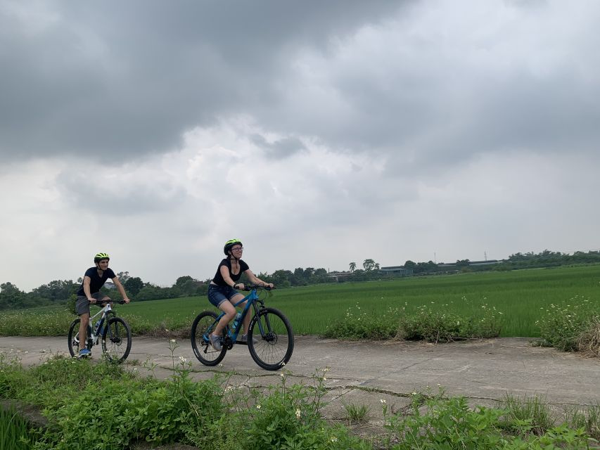 Hanoi: Bike Tour Through Hidden Gems and Banana Island - Lake B52: a peaceful chat with locals