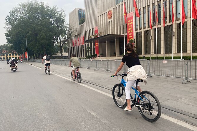 Hanoi City Bike Tour through Banana Island & Food Tasting - Old Quarter lanes: narrow streets, real traffic, and fast context