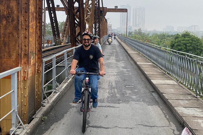 Hanoi City Bike Tour through Banana Island & Food Tasting - Huu Tiep Lake and the Downed B-52: why Lake B52 matters