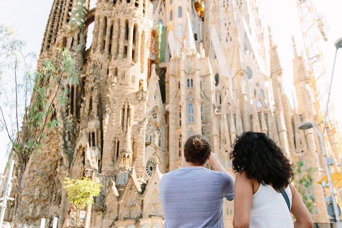 Highlights & Hidden Spots of Barcelona Bike Tour w/ Local Guide - Rain, heat, and what to bring for a comfortable ride