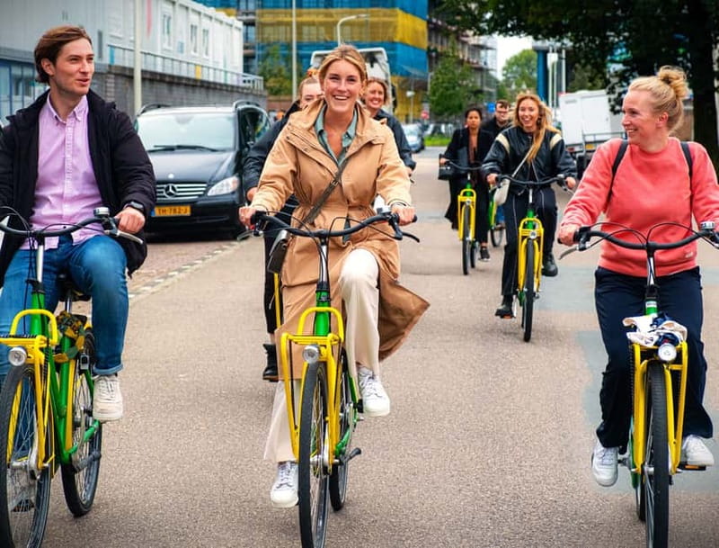 Interactive Safe 2,5hr Bike tour with Entertaining Guide - The guide experience: entertaining, responsive, and oddly specific