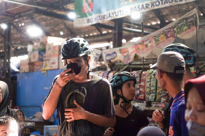 Kotagede Royal Route - Cycling Tour - Traditional market break: snacks, food, and local rhythm