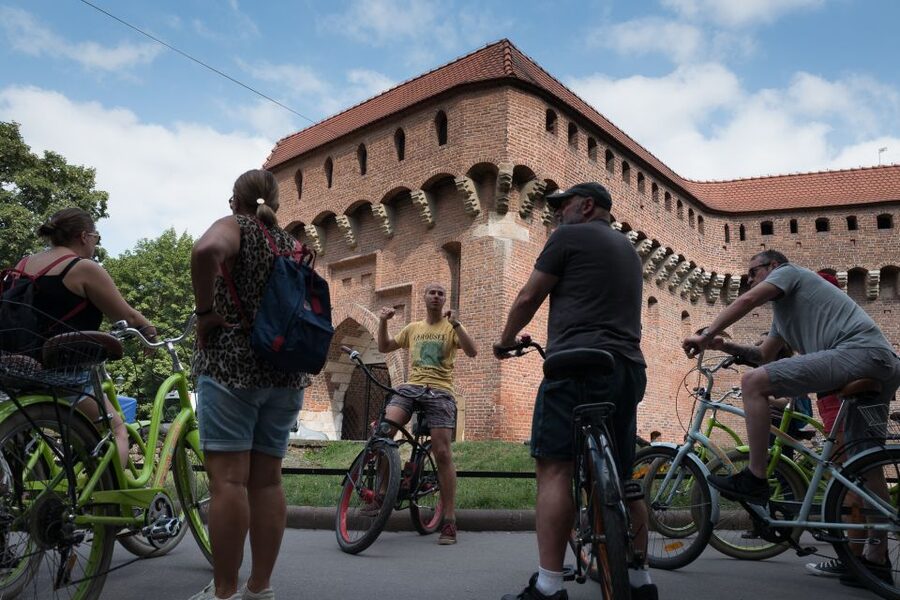 Krakow: Bike Tour of Old Town, Jewish Quarter and the Ghetto - From Wawel Castle to Kazimierz: the tour’s two-sides-of-Krakow feeling