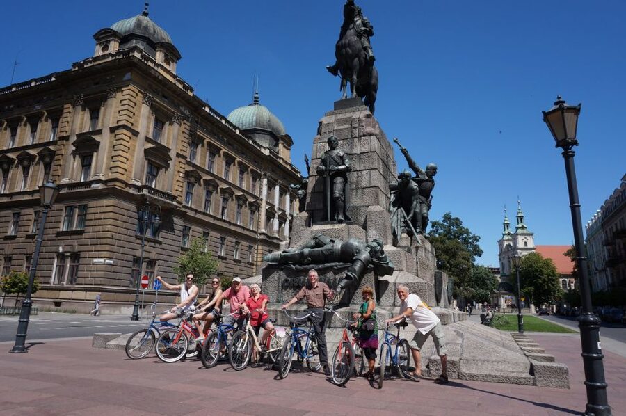 Krakow: Bike Tour of the Old Town, Kazimierz, and the Ghetto - The ride itself: pace, effort level, and why it feels easier than it sounds