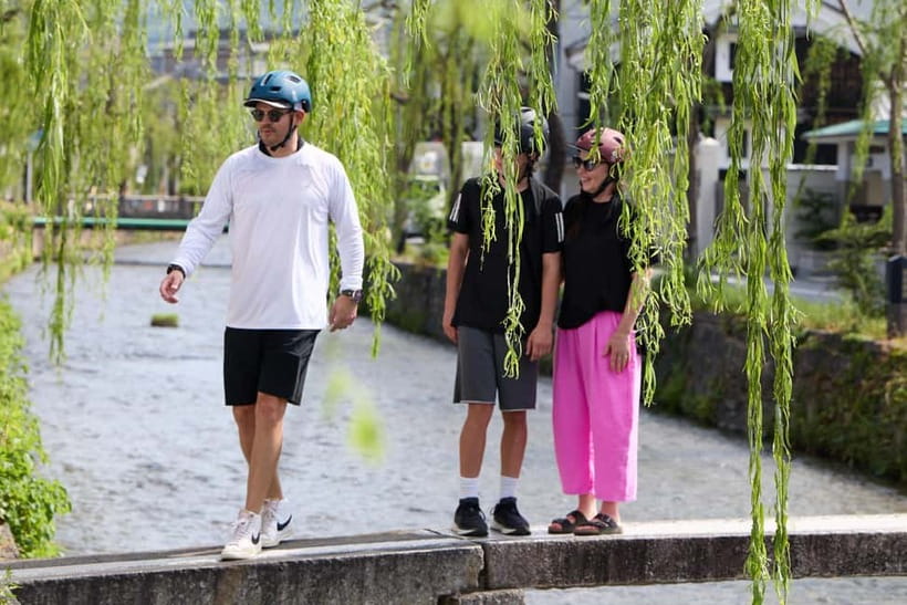 Kyoto: Hidden Gems E-Bike Tour Through Backstreets & Temples - Gion stop: a quick taste before you ride away from the crowd