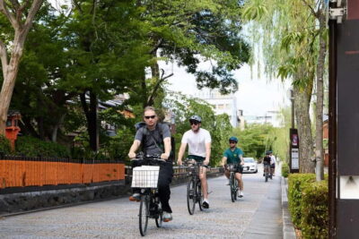 Kyoto: Hidden Gems E-Bike Tour Through Backstreets & Temples - Getting started in Gion at the Kyoto Tourist Lounge